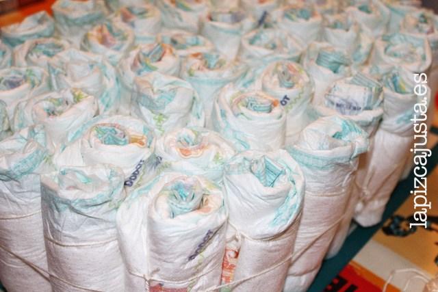 colocar uno a uno los pañales para formar la base del castillo