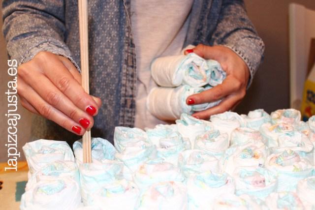 colocar los palos para la torre del castillo de pañales