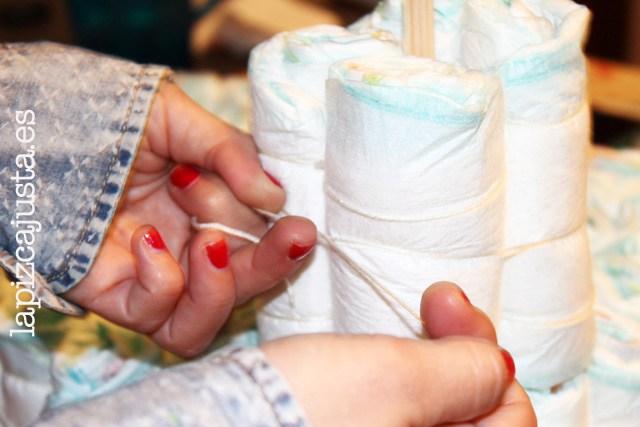 poner un hilo sobre los pañales para el castillo de pañales