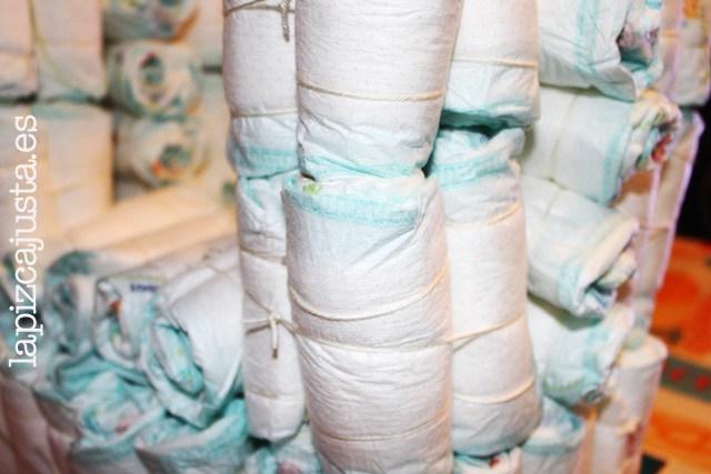 colocar pañales entre los huecos de las torres del castillo de pañales