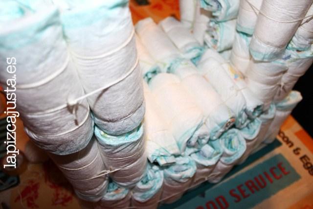 colocar pañales entre los huecos de las torres del castillo de pañales