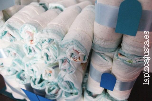 colocar pañales entre los huecos de las torres del castillo de pañales