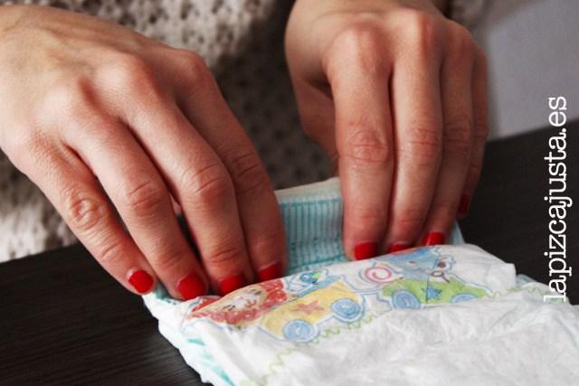 comenzar a enrollar el pañal para formar el castillo de pañales