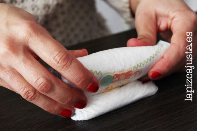 enrollar el pañal para formar el castillo de pañales