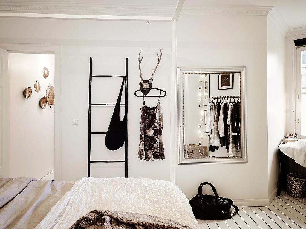 Apartamento estilo contemporáneo con los colores blanco y negro como base.