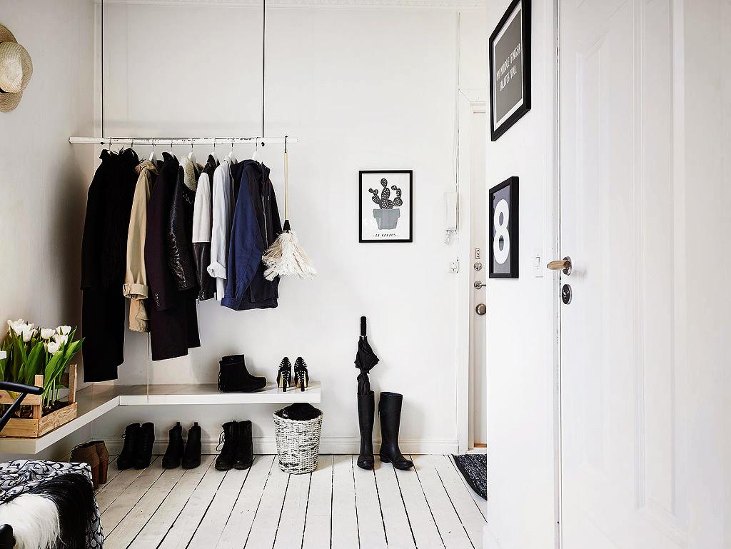 Apartamento estilo contemporáneo con los colores blanco y negro como base.
