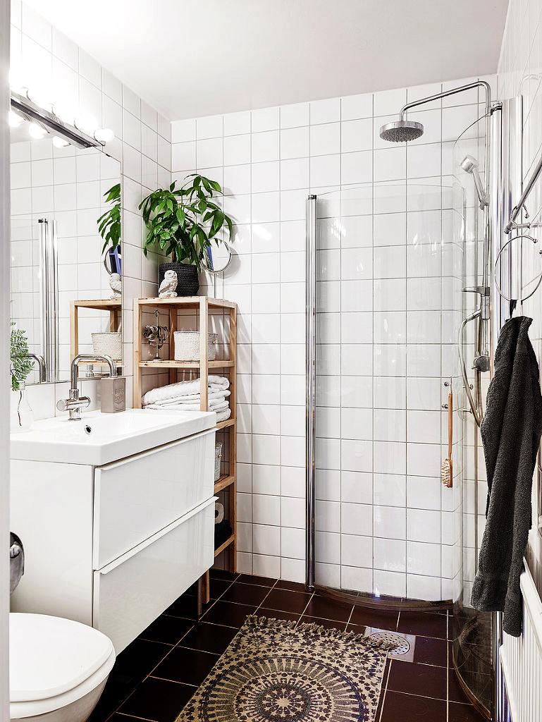 Apartamento estilo contemporáneo con los colores blanco y negro como base.