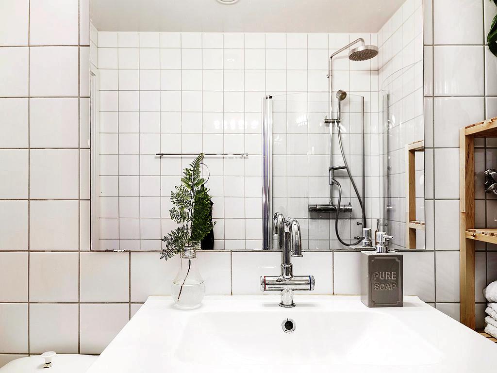 Apartamento estilo contemporáneo con los colores blanco y negro como base.