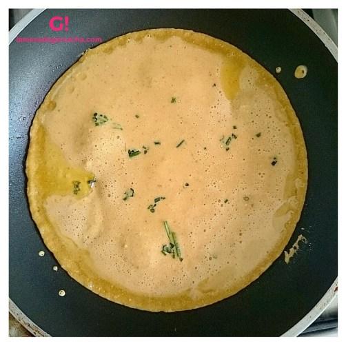 La tortilla empieza a hacerse, cuando lse despegue facilmente, le podéis dar la vuelta.