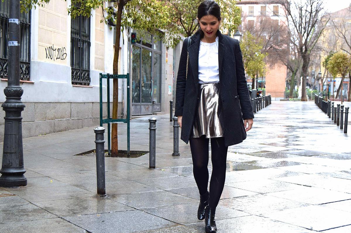 loook con falda plata moda street style