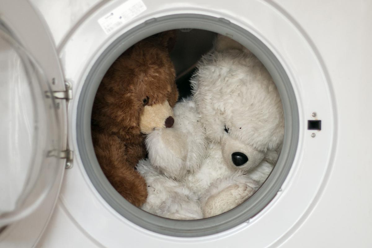 Lavando osos de peluche