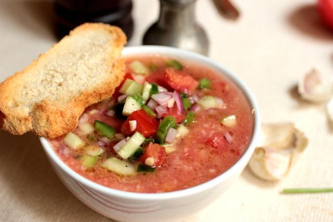 Gazpacho - sopa fría de tomate, pan, ajo y pepino