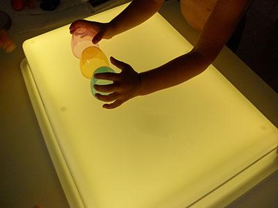 Jugando en mesa de luz