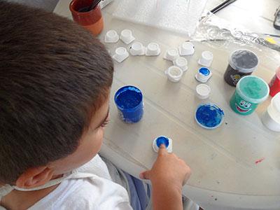 Pintando Tapones Con Dedos