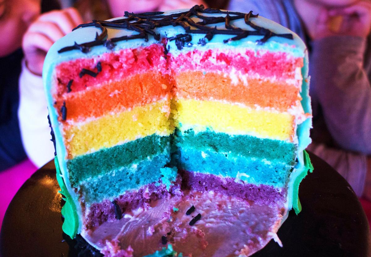 El interior de la tarta Monster High era un arco iris