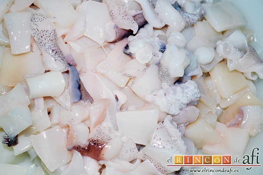 Noodles con calamares encebollados y ají, pedimos al pescadero que nos trocee el calamar y los rejos en trocitos pequeños