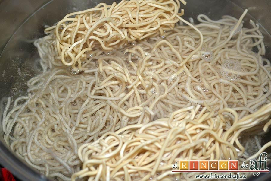 Noodles con calamares encebollados y ají, hervir los noodles con agua y sal