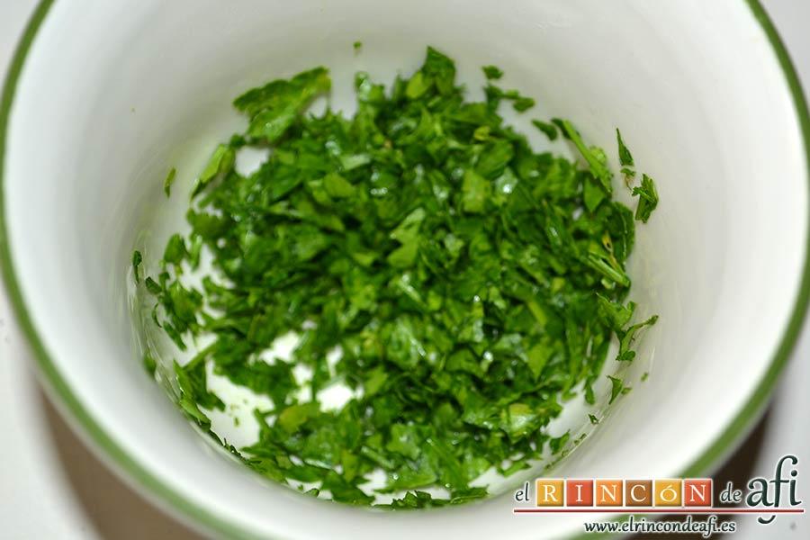 Noodles con calamares encebollados y ají, picar el perejil