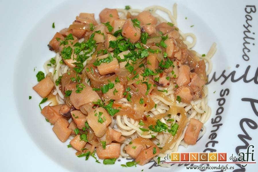 Noodles con calamares encebollados y ají, sugerencia de presentación