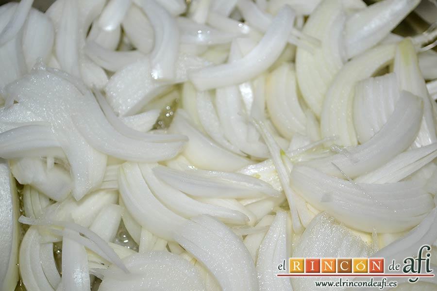 Noodles con calamares encebollados y ají, dorar las cebollas troceadas en juliana en una cacerola con aceite de oliva y un poco de sal