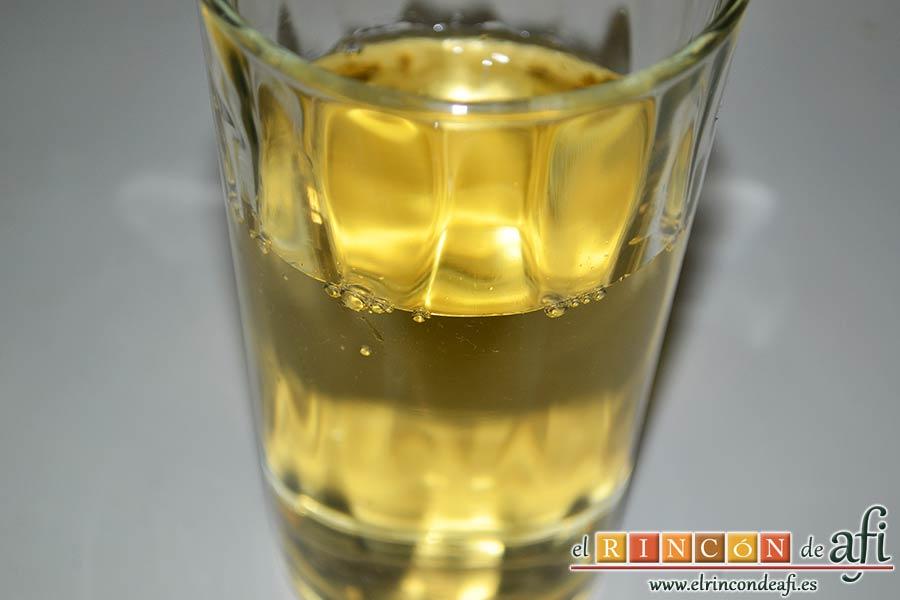 Noodles con calamares encebollados y ají, preparar el vino blanco