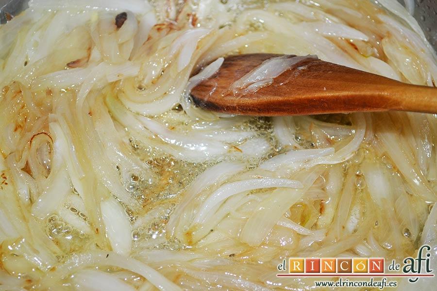 Noodles con calamares encebollados y ají, cuando la cebolla esté pochada, añadir el brandy