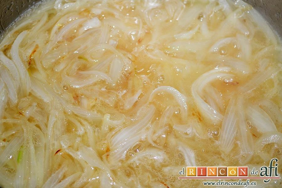 Noodles con calamares encebollados y ají, añadir el vino y dejar pochar también