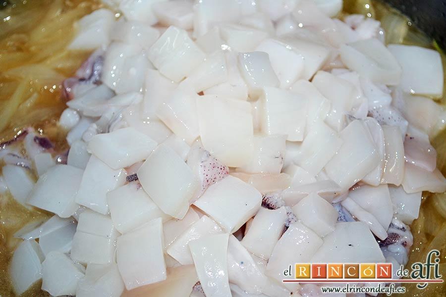 Noodles con calamares encebollados y ají, añadir el vino y dejar pochar también