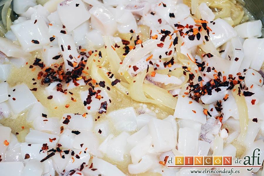 Noodles con calamares encebollados y ají, añadir el vino y dejar pochar también