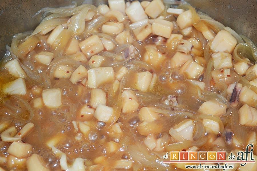 Noodles con calamares encebollados y ají, tapar y dejar que cuezan