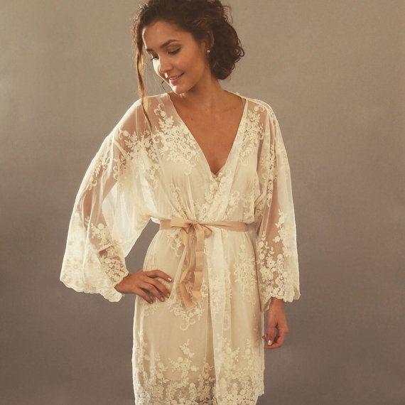 Bata de encaje via This Modern Love Bridal