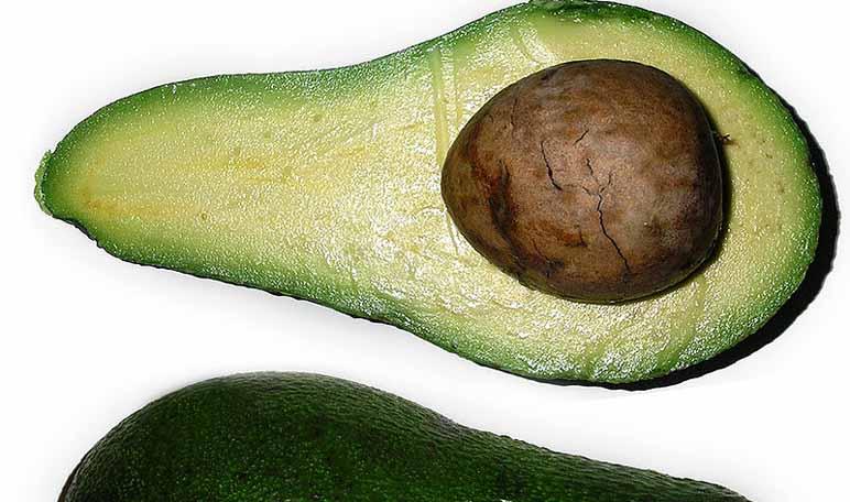 Aguacate en los ojos para eliminar ojeras