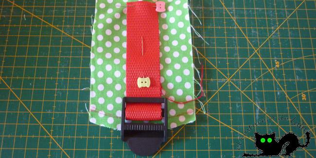 Sujetamos la cinta de mochila a la tira de tela