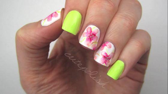 uñas con flores en agua