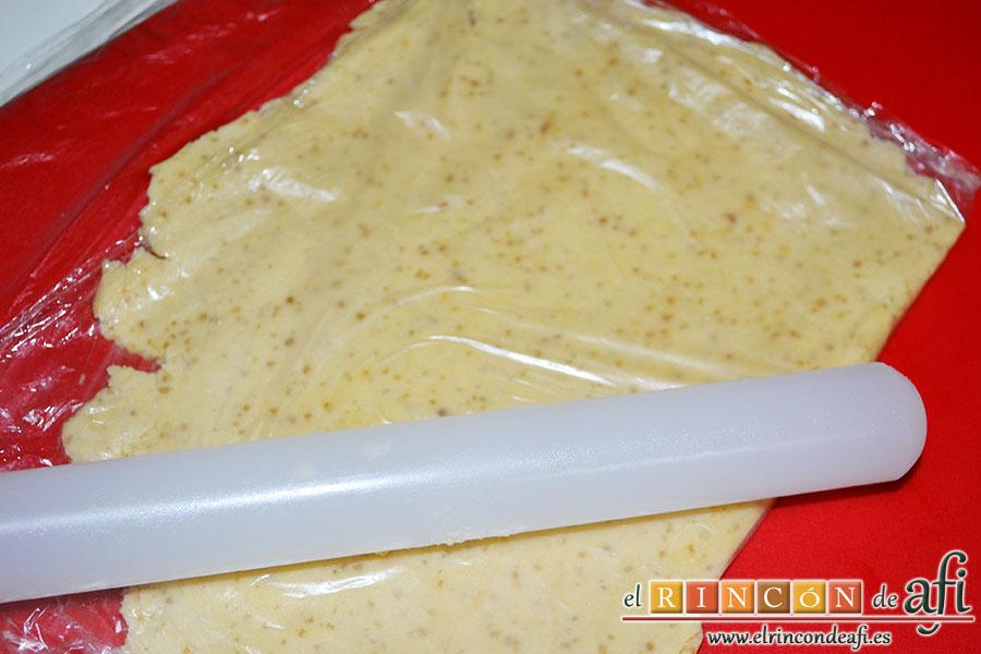 Minitartaletas de mermelada de Lorraine Pascale, tras dejar enfriar, amasar con rodillo la masa envuelta en papel film