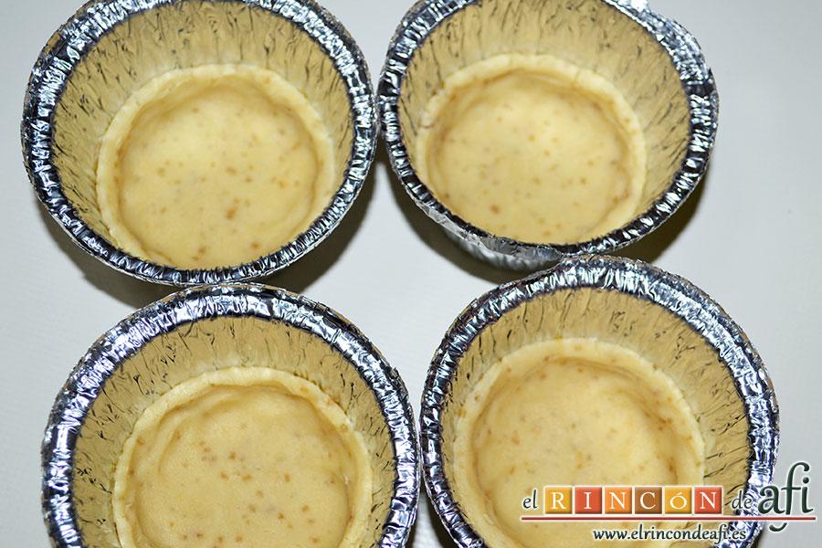 Minitartaletas de mermelada de Lorraine Pascale, poner los círculos en moldes de tartaletas y darles forma