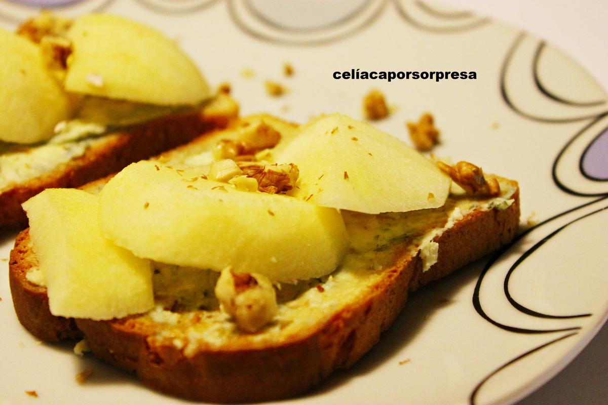 tosta-de-queso-azul-manzana-y-nueces-de-cerca