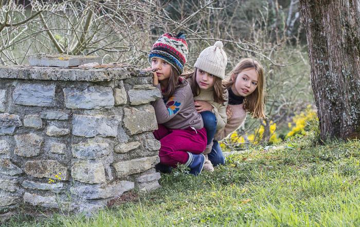 jugar al escondite en el campo