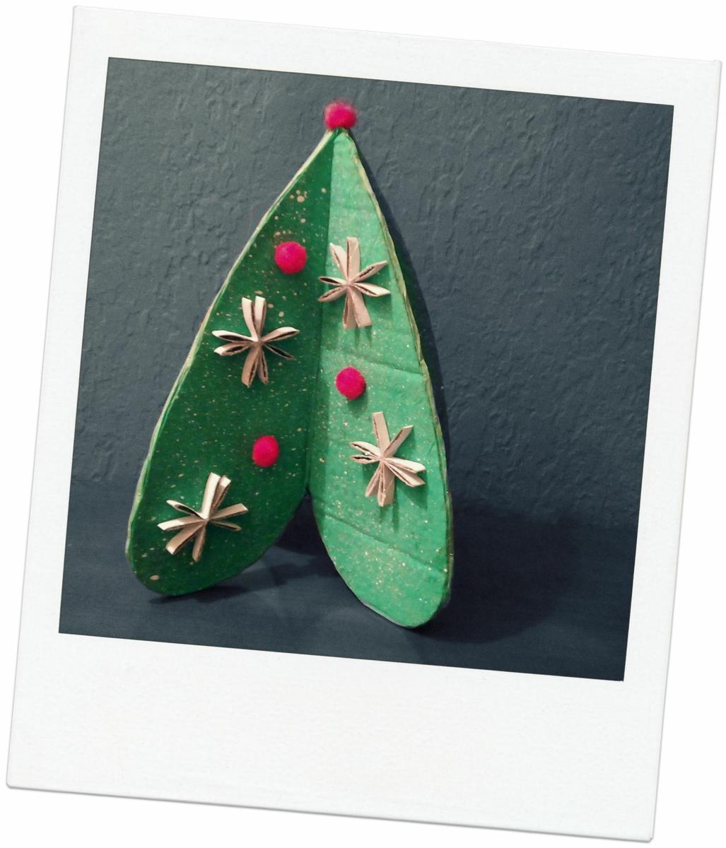 DIY árbol de navidad hecho de cartón 2