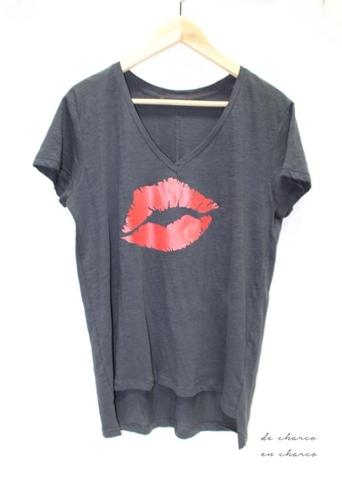 camiseta mujer beso gris oscuro www.decharcoencharco.com