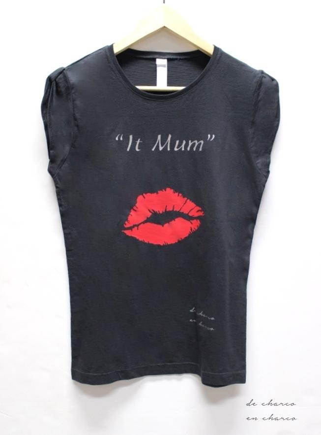 camiseta mujer it mum negra labios rojos www.decharcoencharco.com
