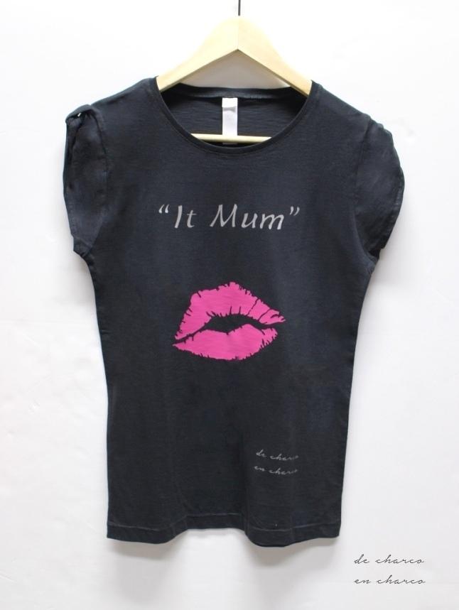camiseta mujer it mum labios fucsias negra www.decharcoencharco.com