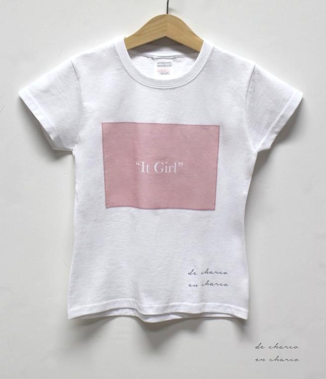camiseta niña it girl rectangulo rosa www.decharcoencharco.com