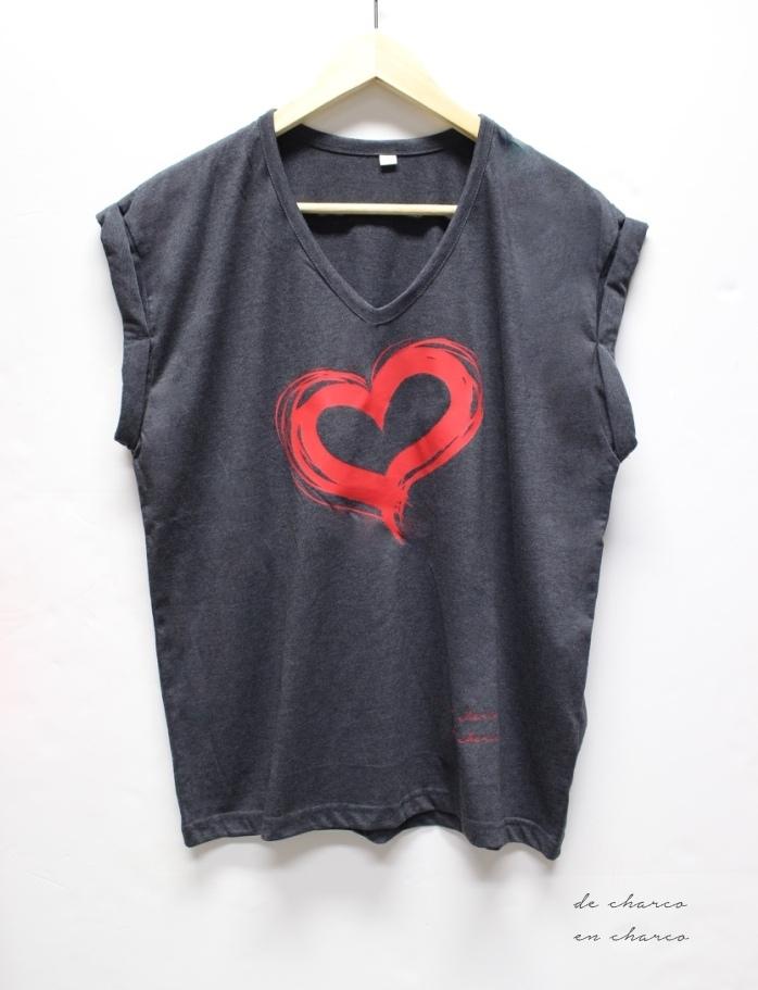 camiseta mujer corazon www.decharcoencharco.com