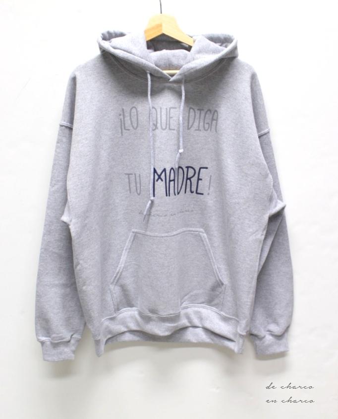 sudadera gris lo que diga tu madre detalle www.decharcoencharco