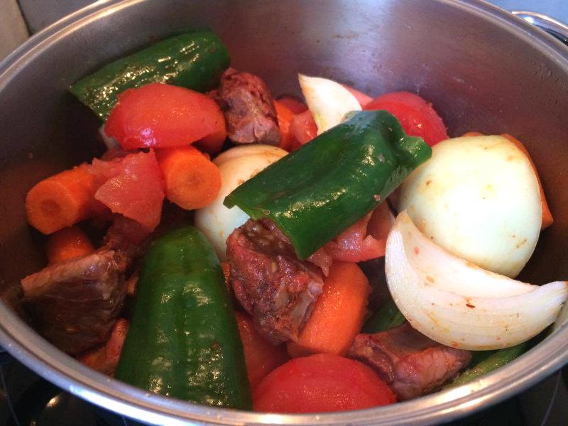 Sofriendo verduras y costillas