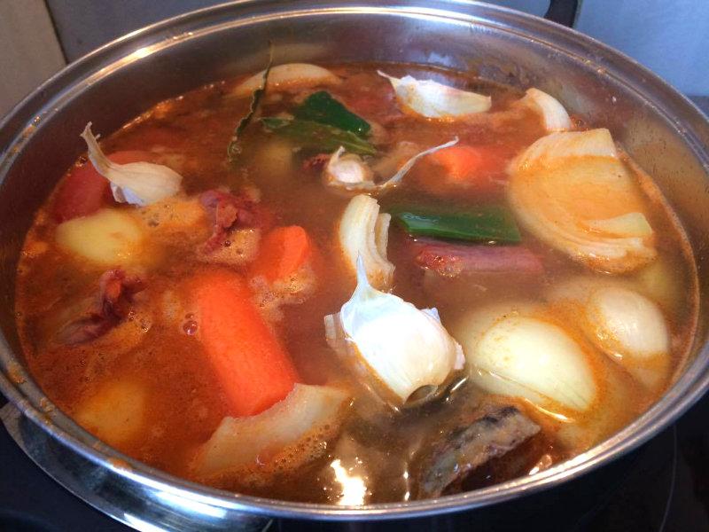 Preparando la coccion de las judias pintas con costillas