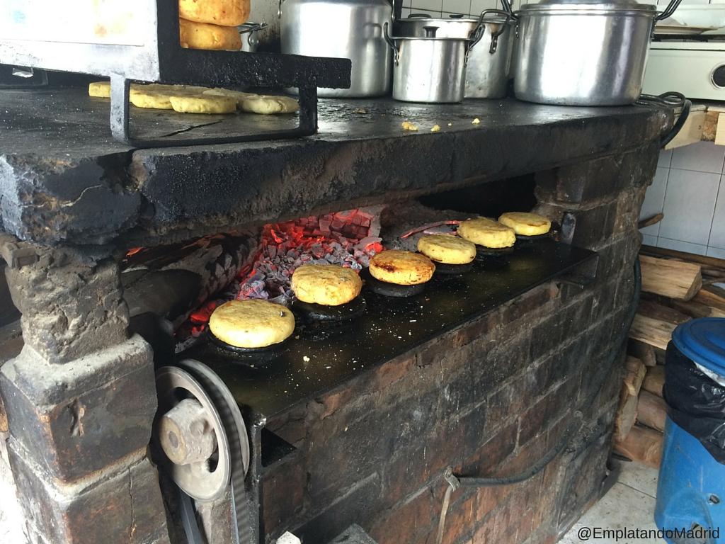 arepas en un puesto callejero en Colombia