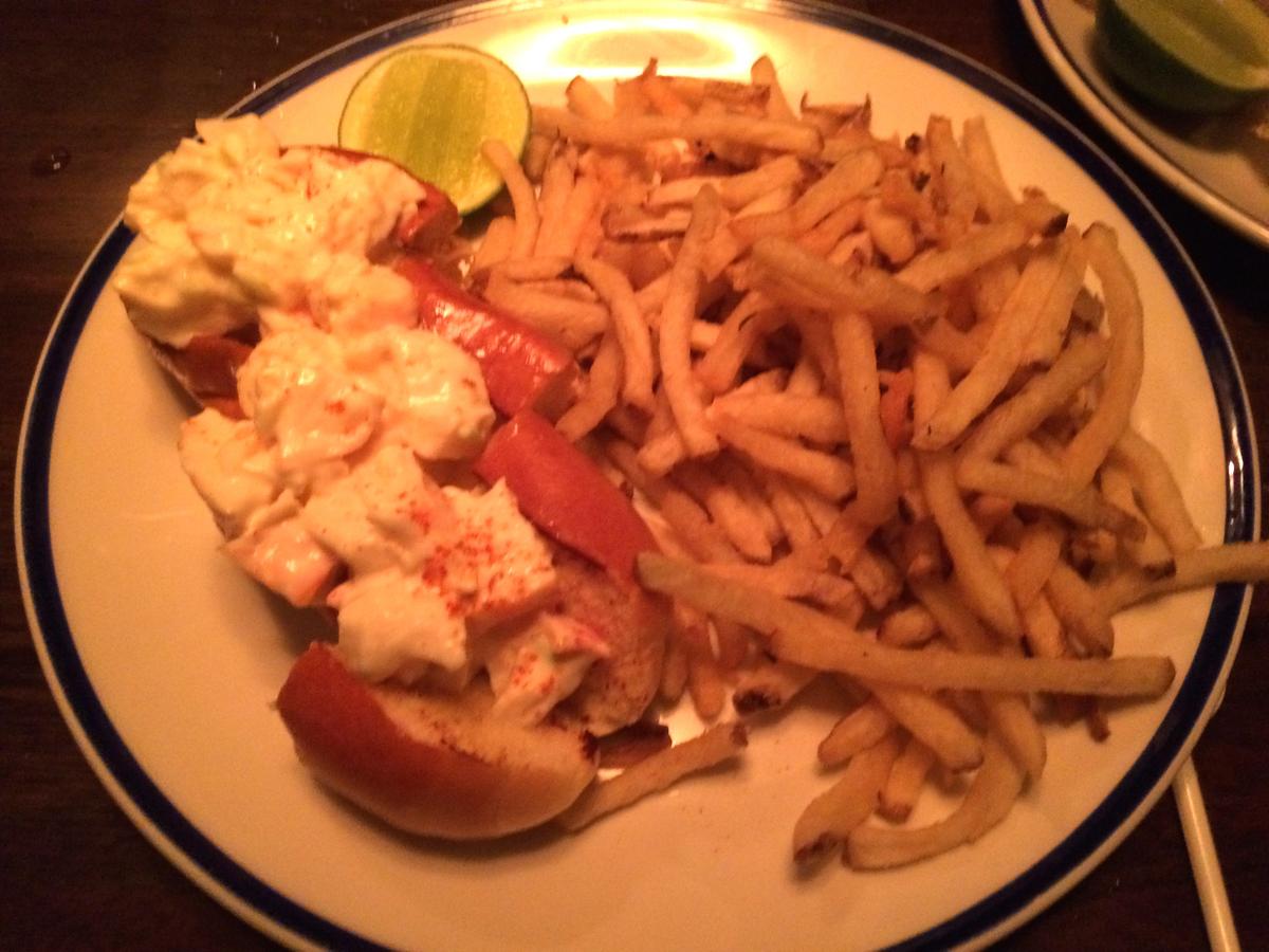 Lobster Roll en el Ugly American Bar