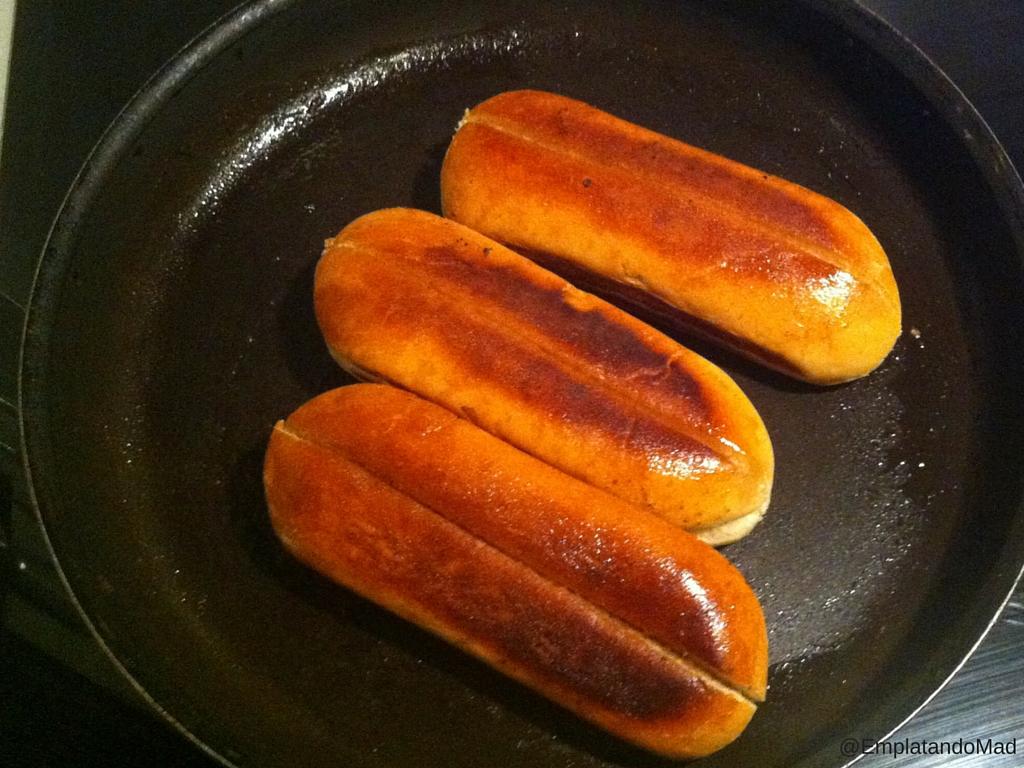 Tuesta los panes en mantequilla